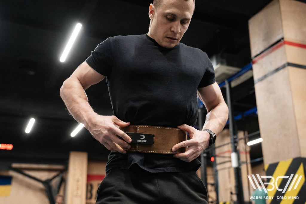 Using adjustable lever belt for lifting weights